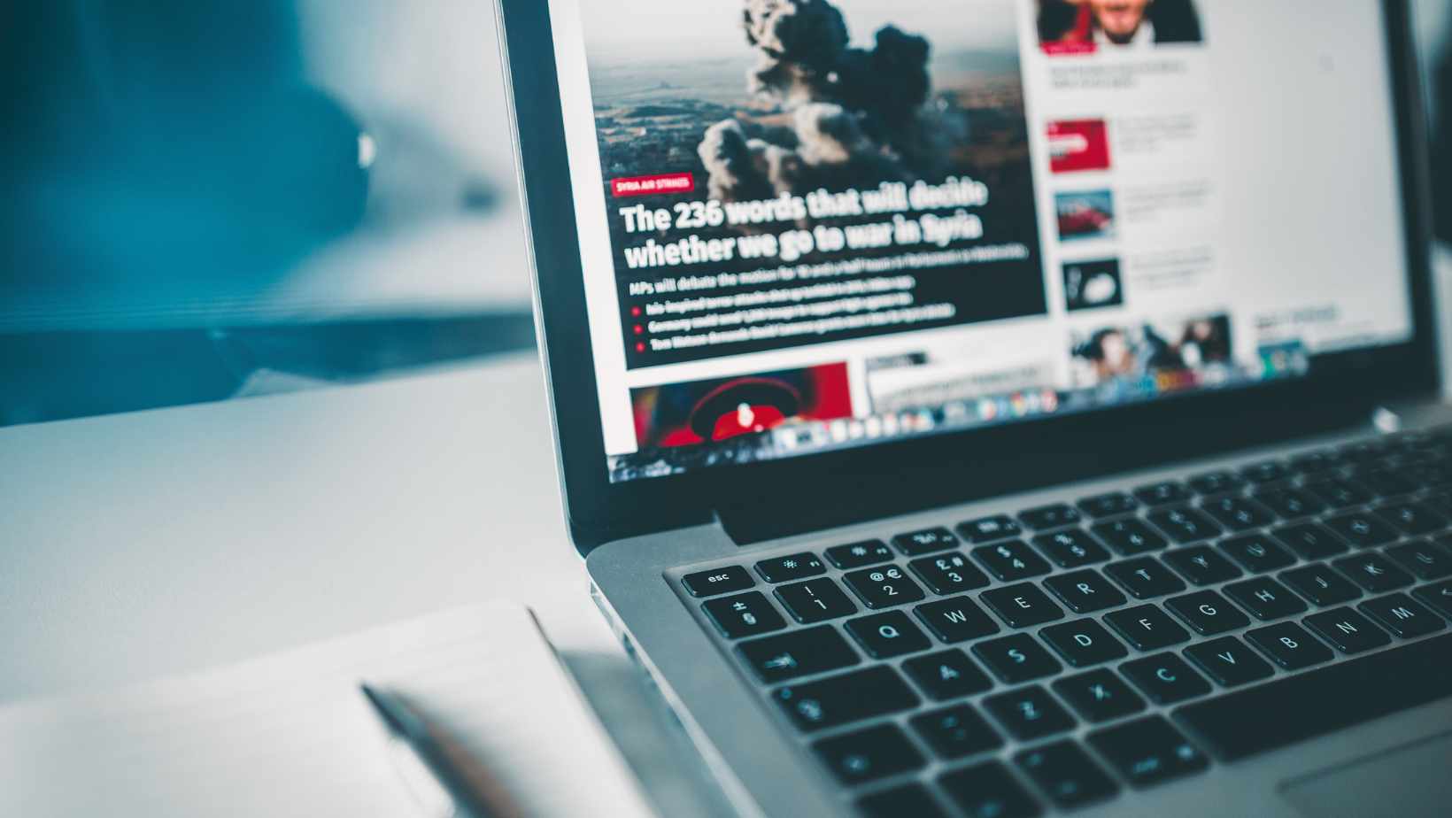 jemand, der Online-Nachrichten liest